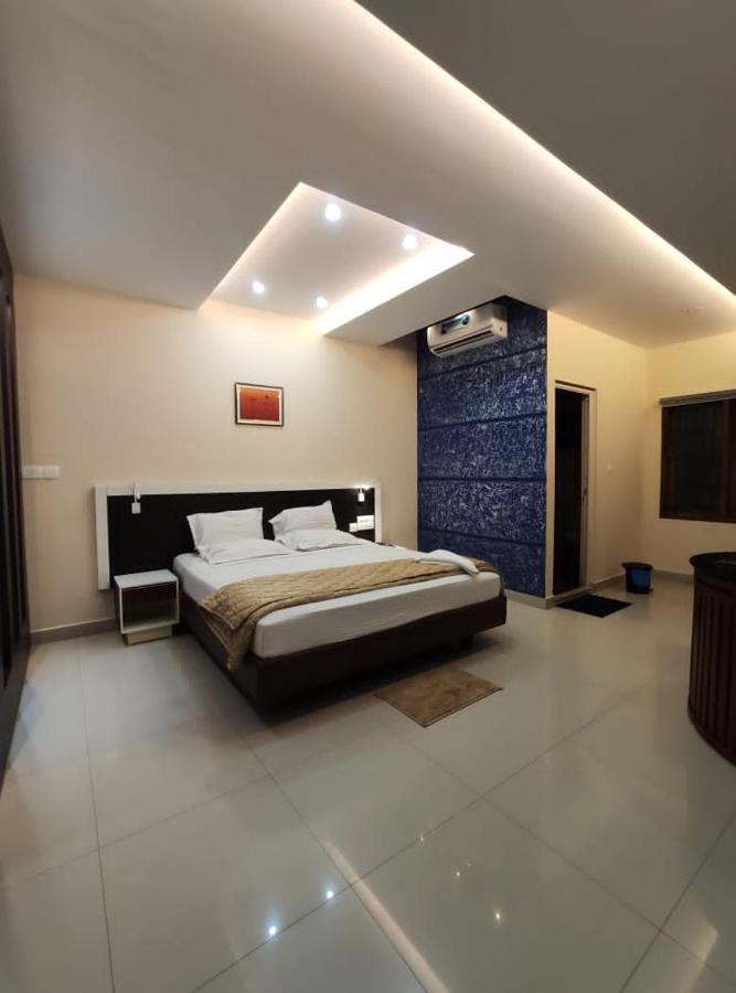 Issacs Regency Otel Sultan Bathery Dış mekan fotoğraf