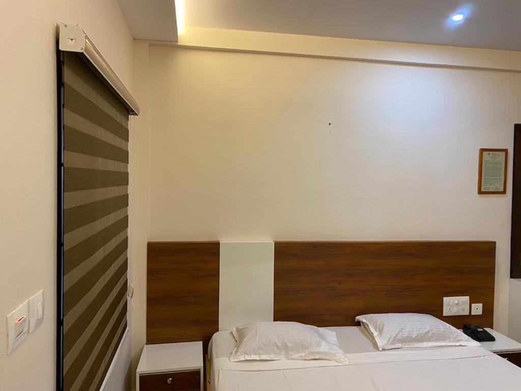 Issacs Regency Otel Sultan Bathery Dış mekan fotoğraf