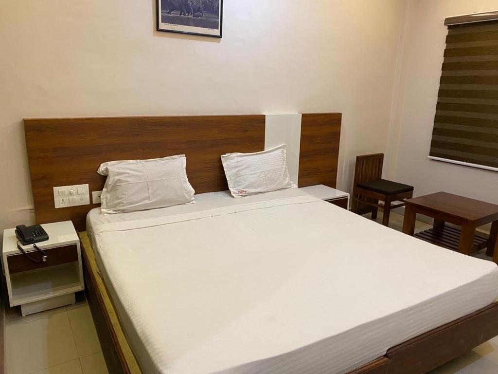 Issacs Regency Otel Sultan Bathery Dış mekan fotoğraf