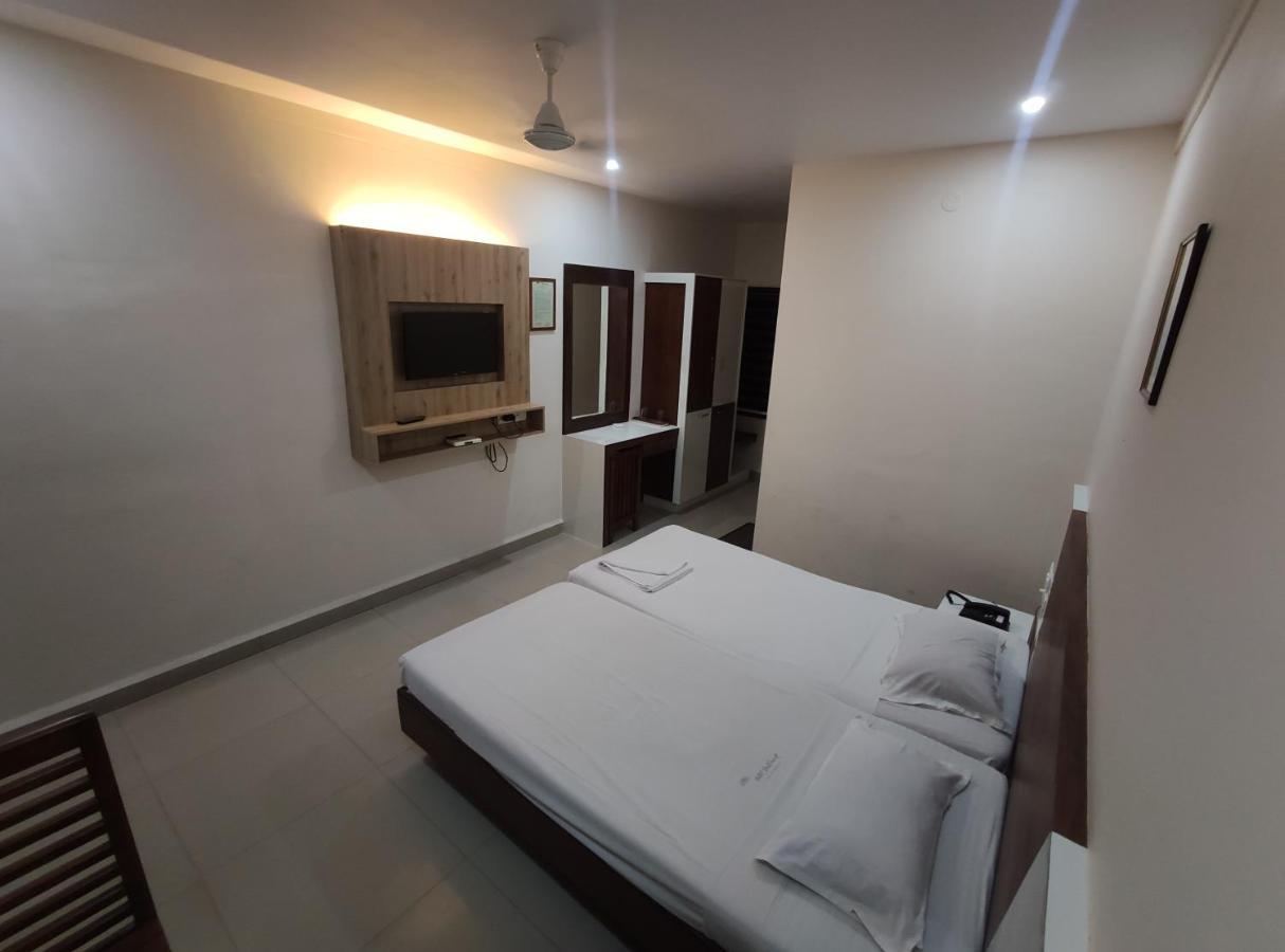 Issacs Regency Otel Sultan Bathery Dış mekan fotoğraf